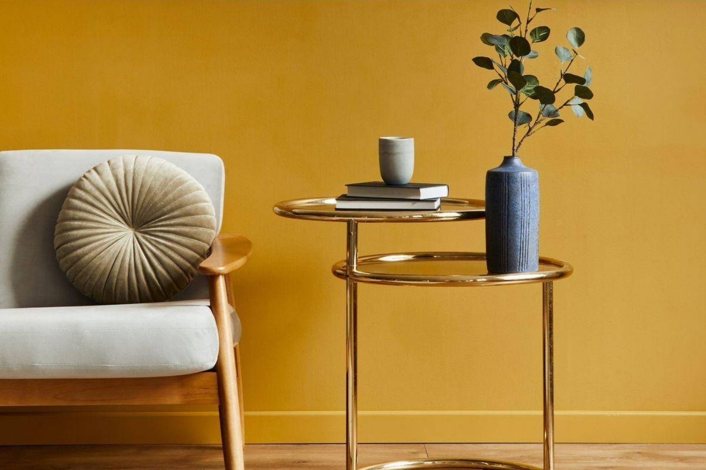 Letisztult nappali meleg sárga falakka, bemutatva a beltéri festékek vidám és energikus árnyalatát.